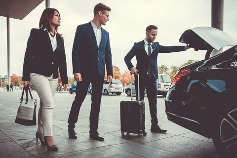 Chauffeur privé VTC récupère les bagages de ses clients à Le Castellet