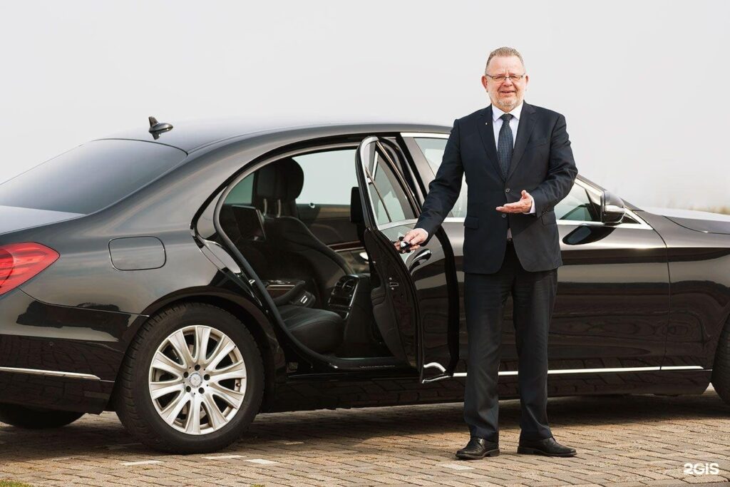 Chauffeur privé VTC accueille ses clients à bords d'une mercedes classe E à Le Revest-les-Eaux