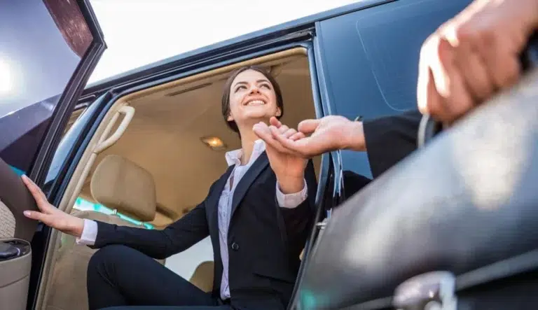 Chauffeur privé VTC ouvrant la portière à sa cliente à Saint-Cyr-sur-Mer