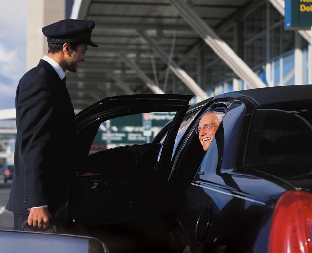 Chauffeur privé VTC ouvrant la portière à son client à Saint-Mandrier-sur-Mer