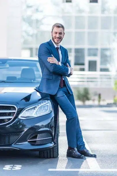 Chauffeur privé attendant son client VTC hyeres