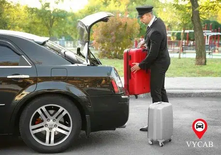 Chauffeur privé VTC hyeres range les bagages de ses clients