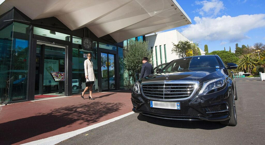 Taxi attend ses clients devant l'aéroport Le Castellet