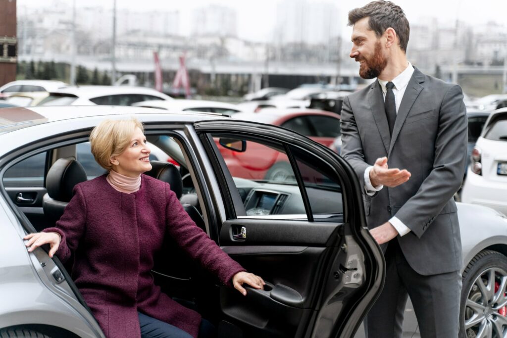 Taxi ouvrant la portière à sa cliente à Ollioules