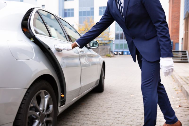 Taxi professionel ouvrant à son client à la gare Toulon