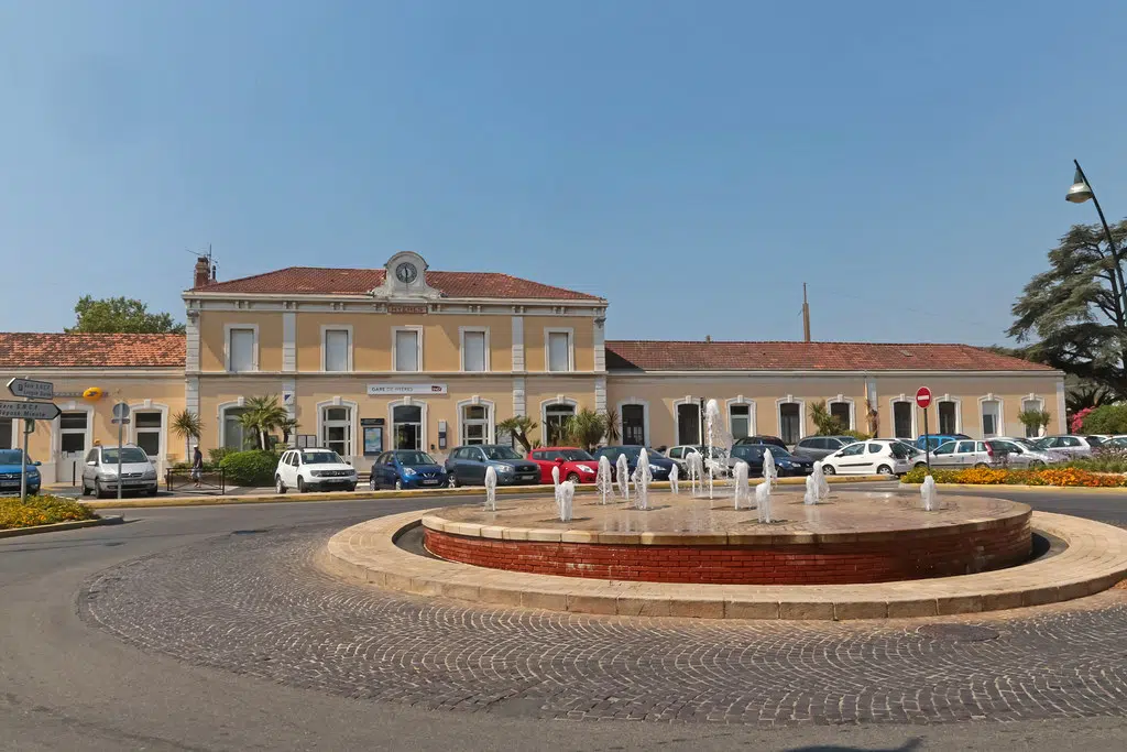 transfert par chauffeur privé en mercedes de clients à la gare de Hyères